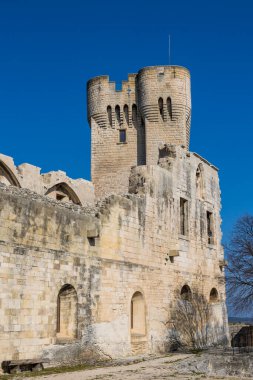 Montmajour Manastırı 'nın Pons de l' Orme Kulesi, 14. yüzyıl savunma yapısı 26 metre yüksekliğinde.