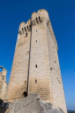 Montmajour Manastırı 'nın Pons de l' Orme Kulesi, 14. yüzyıl savunma yapısı 26 metre yüksekliğinde.