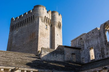 Montmajour Manastırı 'nın Pons de l' Orme Kulesi, manastıra bakıyor.