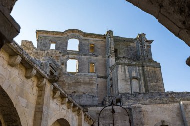 18. yüzyılda klasik tarzda inşa edilen Montmajour Manastırı 'nın kalıntıları.