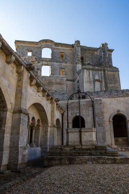18. yüzyılda klasik tarzda inşa edilen Montmajour Manastırı 'nın kalıntıları.