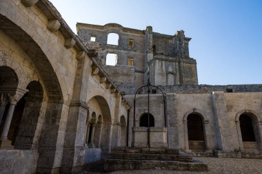 18. yüzyılda klasik tarzda inşa edilen Montmajour Manastırı 'nın kalıntıları.