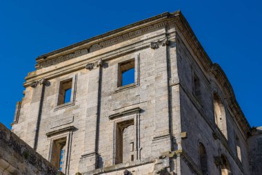 18. yüzyılda klasik tarzda inşa edilen Montmajour Manastırı 'nın kalıntıları.