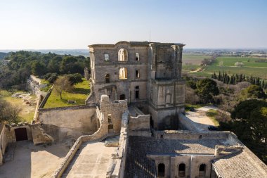 Montmajour Manastırı 'ndaki Saint-Maur binasının kalıntıları, Pons de l' Orme Kulesi 'nden.