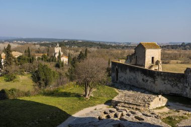 Montmajour Manastırı 'nın çevresindeki manzara, Arles yakınlarında.
