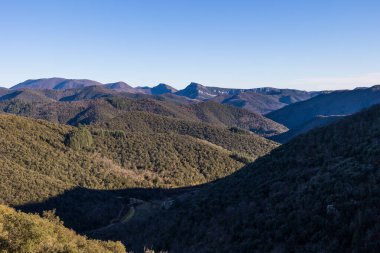 Le Vigan yakınlarındaki Mandagout Cevennes köyü etrafındaki dağlar
