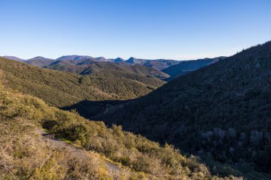 Le Vigan yakınlarındaki Mandagout Cevennes köyü etrafındaki dağlar