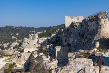 Sarasine Kulesi 'nden Baux-de-Provence şatosunun yıkıntılarının manzarası
