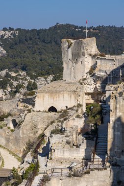 Sarasine Kulesi 'nden Baux-de-Provence şatosunun yıkıntılarının manzarası