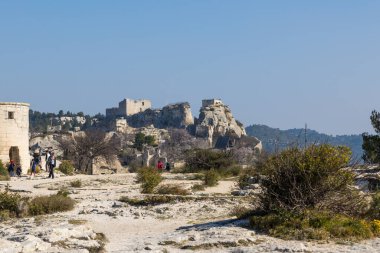 Baux-de-Provence Kalesi 'nin kayalıklardan görünüşü
