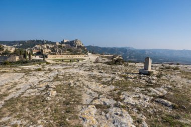 Baux-de-Provence Kalesi 'nin kayalıklardan görünüşü