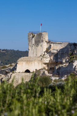 Baux-de-Provence Kalesi 'nin kayalıklardan görünüşü