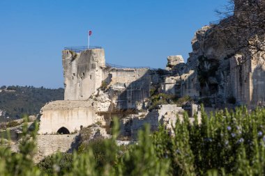 Baux-de-Provence Kalesi 'nin kayalıklardan görünüşü