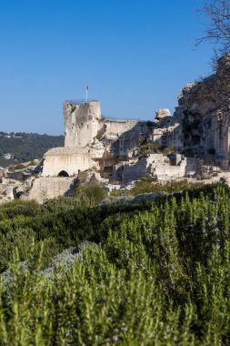 Baux-de-Provence Kalesi 'nin kayalıklardan görünüşü
