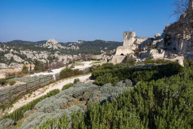 Baux-de-Provence Kalesi 'nin kayalıklardan görünüşü