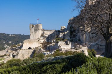 Baux-de-Provence Kalesi 'nin kayalıklardan görünüşü