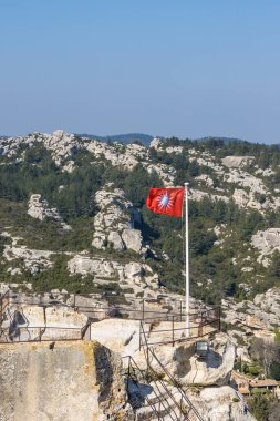 Baux-de-Provence bayrağı kalenin kulelerinden birinde rüzgarda dalgalanıyor.