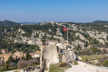Baux-de-Provence bayrağı kalenin kulelerinden birinde rüzgarda dalgalanıyor.