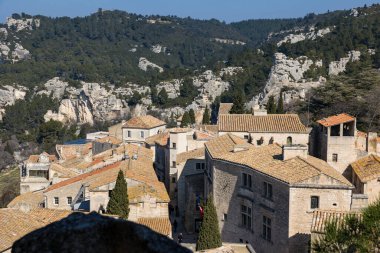 Les Baux-de-Provence köyü, kalenin ve Val d 'Enfer' in eteklerinde.