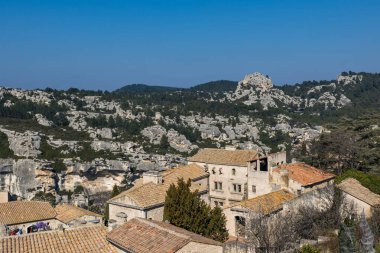Les Baux-de-Provence köyü, kalenin ve Val d 'Enfer' in eteklerinde.