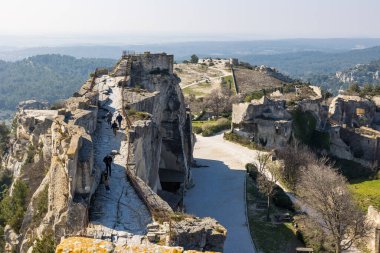 Baux-de-Provence Kalesi 'nin Sarasine Kulesi manzaraya hükmediyor.