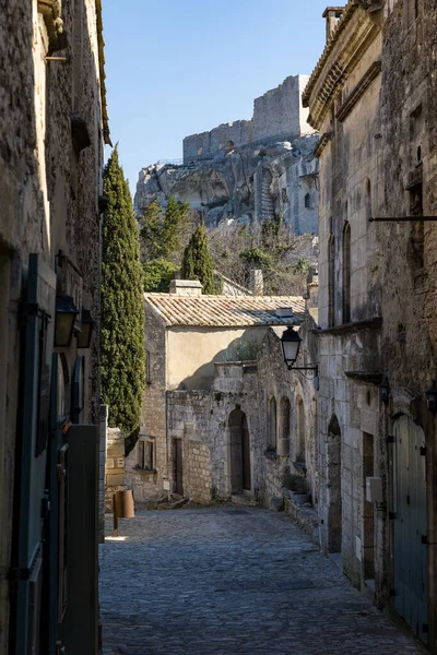 Les Baux-de-Provence köyündeki bir ara sokaktan kalenin manzarası