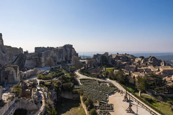 Kalenin ve Les Baux-de-Provence köyünün genel manzarası