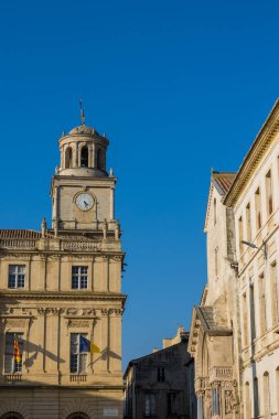 Saat Kulesi, belediye binasının üstünde, Arles 'teki Place de la Republique' den.