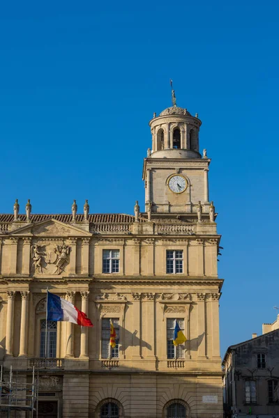 Saat Kulesi, belediye binasının üstünde, Arles 'teki Place de la Republique' den.