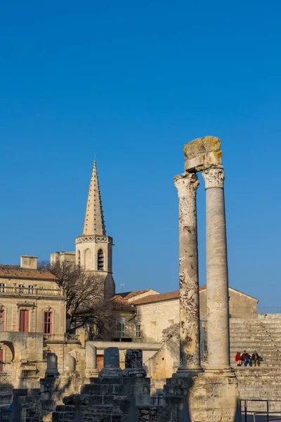 Şehrin göbeğindeki Arles Roma Tiyatrosu 'nun kalıntıları.