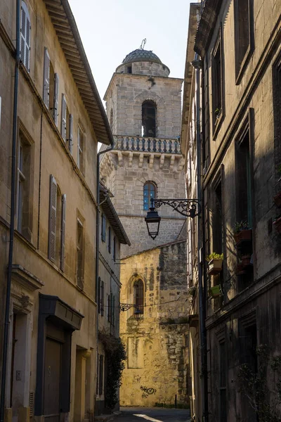 หอระฆ งของโบสถ เซนต มาร นจาก Rue Seminaire ในเขตย คกลางของเมซานใน Arles — ภาพถ่ายสต็อก