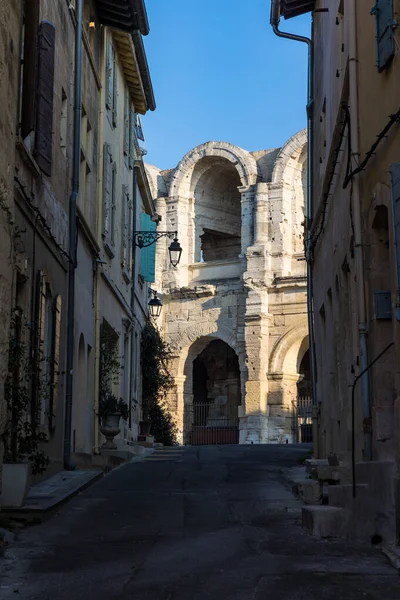 Arlesのアリーナを見下ろす通り — ストック写真