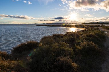 Esclavon 'da gün batımı, Arnel göletindeki doğal ada.