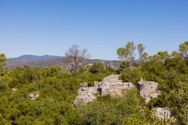 Sauve sur la Mer de Rochers köyünün yükseklerinden, Coutach Massif 'in kalbinden, kireçtaşı kayaları ve bitki örtüsünün kesiştiği yerden manzara.