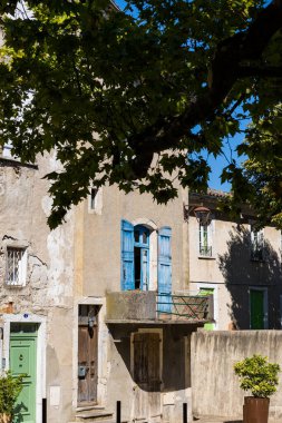 Sauve 'nin tarihi merkezinde bir binanın ön cephesinde gölge ve ışık oyunu