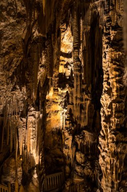 Demoiselles mağarasında kireçtaşı jeolojik oluşumlar