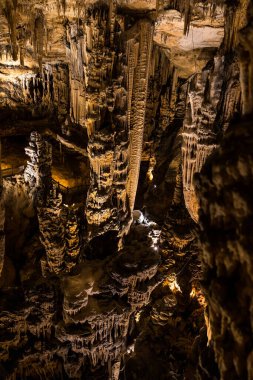 Demoiselles mağarasında kireçtaşı jeolojik oluşumlar