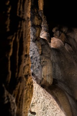 Demoiselles mağarasında kireçtaşı jeolojik oluşumlar