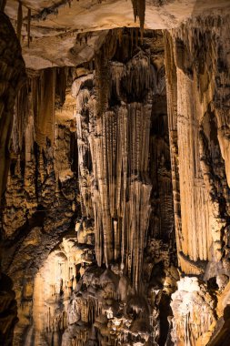 Demoiselles mağarasında kireçtaşı jeolojik oluşumlar