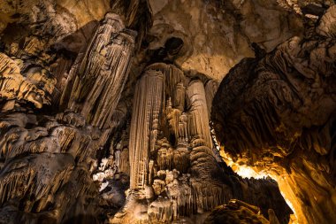 Demoiselles mağarasında kireçtaşı jeolojik oluşumlar