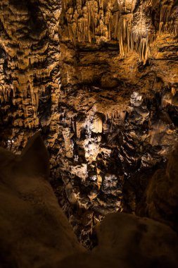 Demoiselles mağarasında kireçtaşı jeolojik oluşumlar