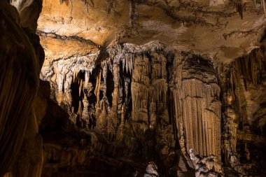 Demoiselles mağarasında kireçtaşı jeolojik oluşumlar