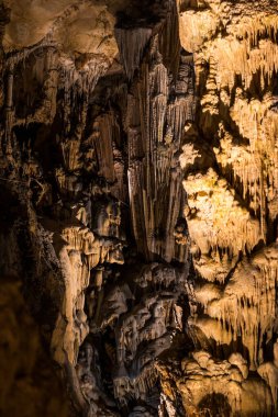 Demoiselles mağarasında kireçtaşı jeolojik oluşumlar