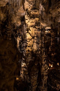 Demoiselles mağarasında kireçtaşı jeolojik oluşumlar