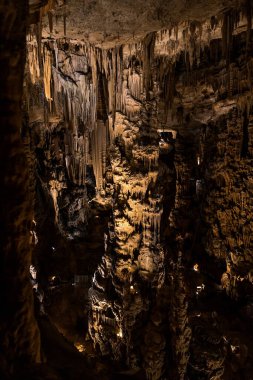 Demoiselles mağarasında kireçtaşı jeolojik oluşumlar