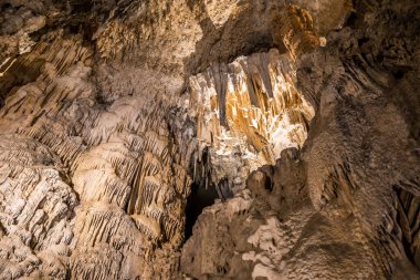 Demoiselles mağarasında kireçtaşı jeolojik oluşumlar
