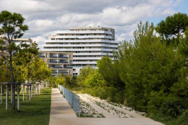 Rene Dumont Park 'tan Montpellier' deki Yeni Saint-Roch semtinin çağdaş binalarına bakın.