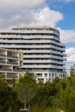 Rene Dumont Park 'tan Montpellier' deki Yeni Saint-Roch semtinin çağdaş binalarına bakın.