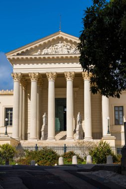 Montpellier Adliyesi 'nin Neo-klasik cephesi