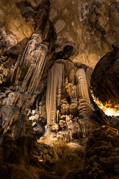 Demoiselles mağarasında kireçtaşı jeolojik oluşumlar